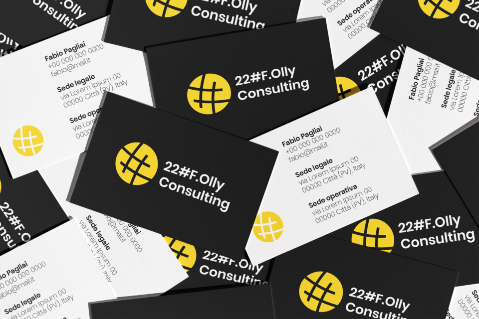 Mockup biglietti da visita di 22#F.Olly Consulting, il retro del biglietto da visita è nero con logo in giallo e scritte in bianco, il fronte presenta fondo bianco e dati in nero.